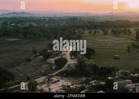 Alte indische Architektur und Landschaftsansicht von hampi, dem großen Architekturbeispiel Indiens. Stockfoto