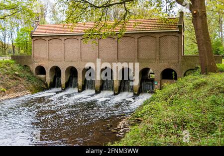 Das alte Wehr mit dem Namen 'schuivenhuisje', das 1887 auf dem Kanal Almelo-Nordhorn in der Provinz Overijssel, Niederlande, erbaut wurde Stockfoto