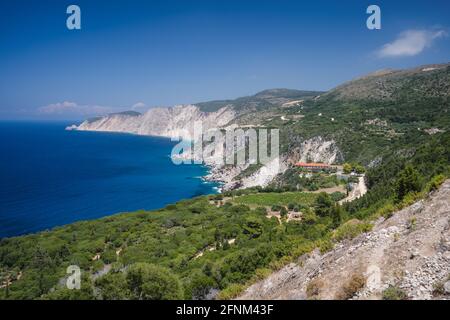 Griechisches Kloster auf einer Klippe über dem Meer, Kipoureon, Kefalonia, Griechenland Stockfoto