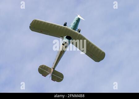 CASA 1.131E Jungmann G-BSAJ, ausgestellt von der Pilotin Anna Walker. Im Besitz von Pete Kynsey. Invertiert am oberen Rand einer Schleife. Spanisch Bücker Bücker, 131 Jungmann Stockfoto