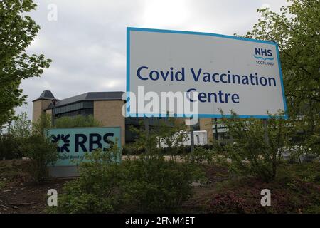 Schild des Impfzentrums COVID-19 vor dem ehemaligen RBS-Hauptquartier In Edinburgh, Schottland Stockfoto