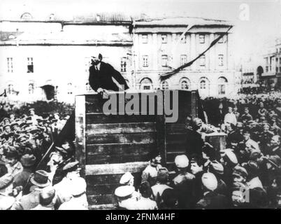 Lenin (Wladimir Iljitsch Uljanow), 22.4.1870 - 21.1.1924, russischer Politiker, halbe Länge, ZUSÄTZLICHE-RIGHTS-CLEARANCE-INFO-NOT-AVAILABLE Stockfoto