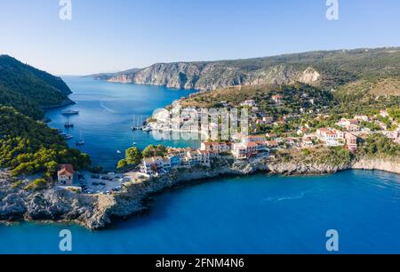 ASSOS auf der Insel Cefalonia, Ionisch, Griechenland. Luftdrohne Foto von schönen und malerischen bunten traditionellen Fischig Dorf Stockfoto