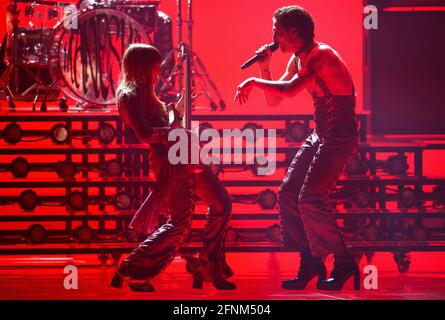 Rotterdam, Niederlande. Mai 2021. Sänger Damiano und Gitarrist Victoria von der Band 'Maneskin' (Italien) treten bei der zweiten Generalprobe des ersten Halbfinales des Eurovision Song Contest (ESC) in der Ahoy Arena auf. Die Tanzende Hand und andere Tänzer werden ebenfalls auftreten. Die Hamburger Künstlerin vertritt Deutschland beim ESC-Finale mit dem Song ''I don't feel hate'. Quelle: Soeren Stache/dpa-Zentralbild/dpa/Alamy Live News Stockfoto