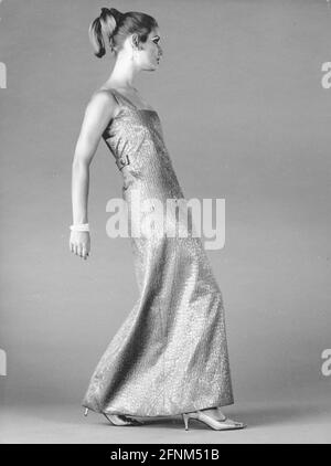 Mode, 60er Jahre, Damenmode, Abendkleider, Model trägt Abendkleid in Metall-Optik, ZUSÄTZLICHE-RIGHTS-CLEARANCE-INFO-NOT-AVAILABLE Stockfoto