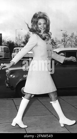 Mode, 70er Jahre, Damenmode, Modell in Kurzmantel und Stiefeln, Winterkollektion, 1970, ZUSÄTZLICHE-RIGHTS-CLEARANCE-INFO-NOT-AVAILABLE Stockfoto