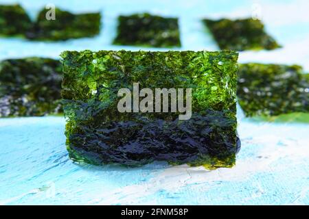 Knusprig getrocknete Seetang aus nächster Nähe, Nori chips Stück gerösteten Seetang Blatt. Gesundes Lebensmittelkonzept. Stockfoto