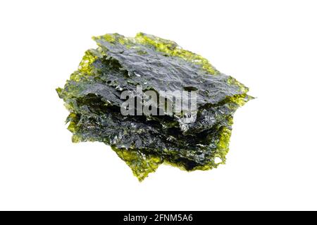 Knusprige Nori-Algen isoliert auf weißem Hintergrund. Trockene Algenlaken. Stockfoto
