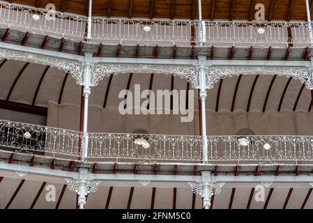 Madrid, Spanien - 1. Mai 2021: Das Beti Jai Fronton in Madrid. Es ist ein Sportort im Neo-Mudejar-Stil, der letzten überlebenden baskischen Pelota aus dem 19. Jahrhundert Stockfoto