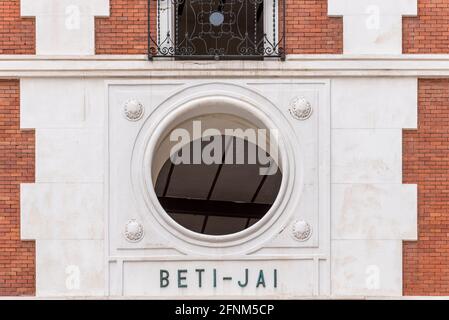 Madrid, Spanien - 1. Mai 2021: Das Beti Jai Fronton in Madrid. Es ist ein Sportort im Neo-Mudejar-Stil, der letzten überlebenden baskischen Pelota aus dem 19. Jahrhundert Stockfoto