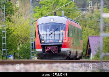 17. Mai 2021, Sachsen, Schöna: Im Elbtal fährt ein Personenzug der Deutschen Bahn in Richtung der tschechischen Stadt D··ín (Decin). Der Zug überquert die Grenze von Deutschland und bringt Fahrgäste zum Ziel. Foto: Daniel Schäfer/dpa-Zentralbild/Daniel Schäfer Stockfoto