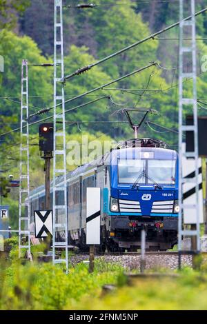 17. Mai 2021, Sachsen, Schöna: Ein Zug der Tschechischen Bahnen ·eské dráhy, a.s. kommt auf der Eisenbahnlinie nach Deutschland an. Die Verbindungen nach Deutschland und anderen Standorten sollen in den kommenden Jahren besser ausgebaut und zeitlich abgestimmt werden. Foto: Daniel Schäfer/dpa-Zentralbild/Daniel Schäfer Stockfoto