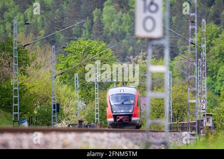 17. Mai 2021, Sachsen, Schöna: Im Elbtal fährt ein Personenzug der Deutschen Bahn in Richtung der tschechischen Stadt D··ín (Decin). Der Zug überquert die Grenze von Deutschland und bringt Fahrgäste zum Ziel. Foto: Daniel Schäfer/dpa-Zentralbild/Daniel Schäfer Stockfoto