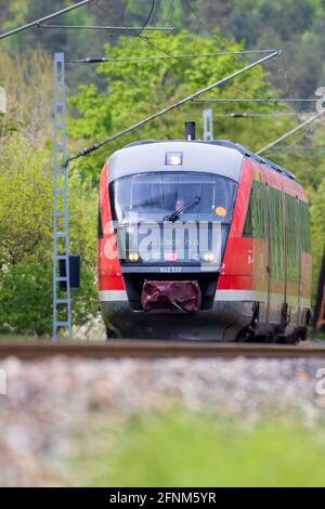 17. Mai 2021, Sachsen, Schöna: Im Elbtal fährt ein Personenzug der Deutschen Bahn in Richtung der tschechischen Stadt D··ín (Decin). Der Zug überquert die Grenze von Deutschland und bringt Fahrgäste zum Ziel. Foto: Daniel Schäfer/dpa-Zentralbild/Daniel Schäfer Stockfoto