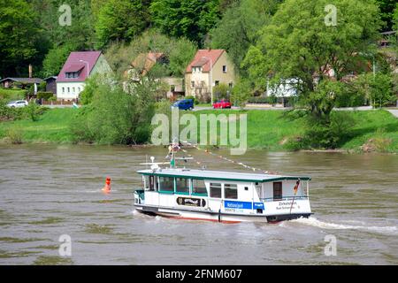 17. Mai 2021, Sachsen, Schöna: Eine leere Fähre der Nationalparklinie fährt bei Schöna unweit der Stadt Bad Schandau entlang der Elbe. Derzeit machen nur wenige Touristen Urlaub in der Region Sächsische Schweiz. Foto: Daniel Schäfer/dpa-Zentralbild/dpa Stockfoto