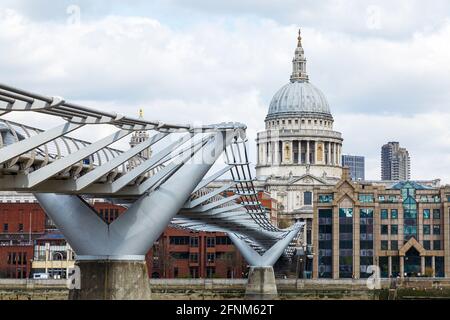 Blick auf die St Paul's Cathedral und die Millennium Bridge vom Queens Walk am Südufer der Themse, nach der COVID Pandemic Lock down Stockfoto