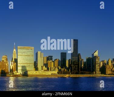 2004 HISTORISCHES GEBÄUDE DER VEREINTEN NATIONEN (©OSCAR NIEMEYER 1952)SKYLINE VON MIDTOWN EAST RIVER MANHATTAN NEW YORK CITY USA Stockfoto