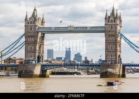 Ein Blick auf die Skyline von London, eingerahmt von den Nord- und Südtürmen der Tower Bridge, eine Gegenüberstellung der alten und neuen Architektur Londons. Stockfoto