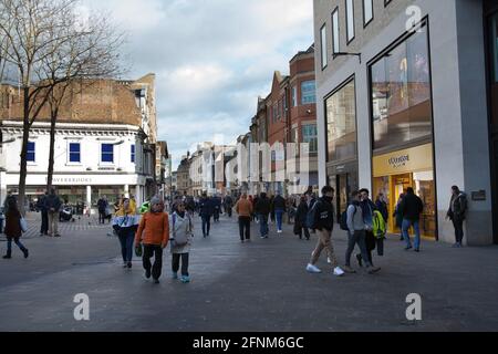 Oxford, Oxfordshire, Großbritannien 01 29 2020 Einkäufer auf der Queen Street in Oxford, Großbritannien Stockfoto