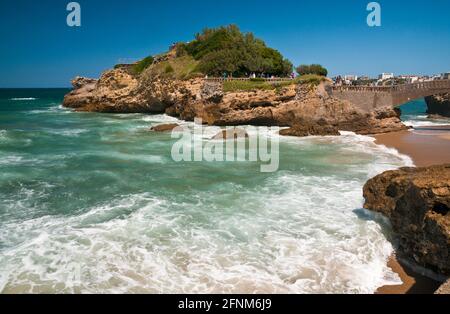 Die Strandpromenade und der Basta-Felsen, Biarritz, Pyrenees-Atlantiques (64), Nouvelle-Aquitaine Region, Frankreich Stockfoto