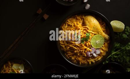 Draufsicht auf nordthailändische Küche, Noodles-Kurrissuppe mit Huhn (Khao Soi) Stockfoto