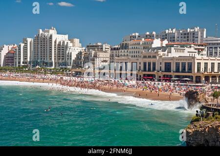 Strand La grande Plage im Sommer, Biarritz, Pyrenees-Atlantiques (64); Region Nouvelle-Aquitaine, Frankreich Stockfoto