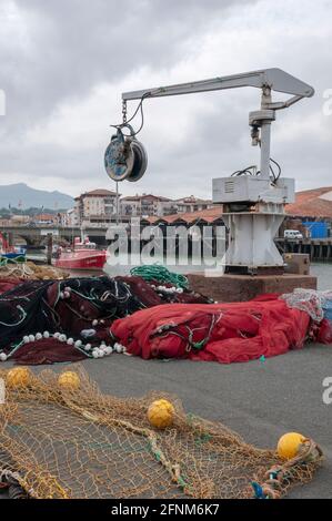 Kommerzielle Fischernetze und Boote im Hafen von Saint-Jean-de-Luz, Pyrenees-Atlantiques (64); Nouvelle-Aquitaine Region, Frankreich Stockfoto