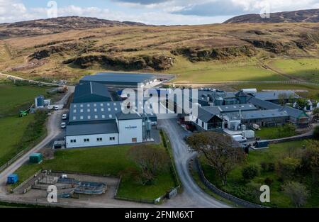 Blick auf die Kilchoman Farm Distillery, Rockside Farm, Islay, Inner Hebrides, Schottland. Kilchoman war die erste Destillerie, die seit 120 Jahren auf Islay gebaut wurde. Stockfoto