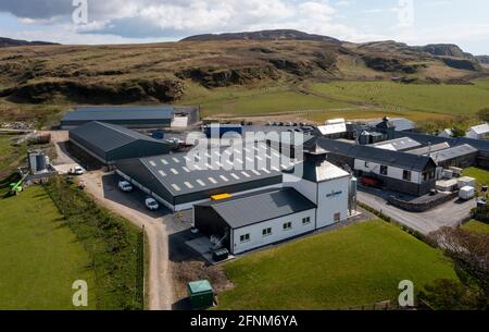 Blick auf die Kilchoman Farm Distillery, Rockside Farm, Islay, Inner Hebrides, Schottland. Kilchoman war die erste Destillerie, die seit 120 Jahren auf Islay gebaut wurde. Stockfoto