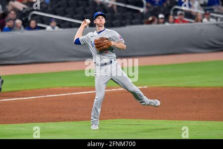 29. April 2021: Der Chicago Cubs-Feldspieler Matt Duffy wirft beim achten Inning eines MLB-Spiels gegen die Atlanta Braves im Truist Park in Atlanta, GA, in die erste Basis. Austin McAfee/CSM Stockfoto