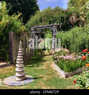 Corps-Nuds, Frankreich. Ille-et-Vilaine. Ziergarten und Gemüsegärten, bieten diese Gärten einen Kurs, der zu eveyone gefallen wird. Hier, Abend Stockfoto