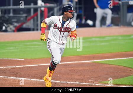 29. April 2021: Der Atlanta Braves-Außenfeldspieler Ronald Acuna Jr. läuft nach dem siebten Inning eines MLB-Spiels gegen die Chicago Cubs im Truist Park in Atlanta, GA, zur ersten Basis. Austin McAfee/CSM Stockfoto