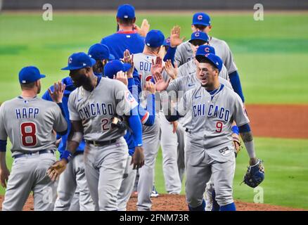 Atlanta, GA, USA. April 2021. Die Spieler der Chicago Cubs stellen sich nach dem Sieg über die Atlanta Braves in einem MLB-Spiel im Truist Park in Atlanta, GA, für High Fives an. Austin McAfee/CSM/Alamy Live News Stockfoto