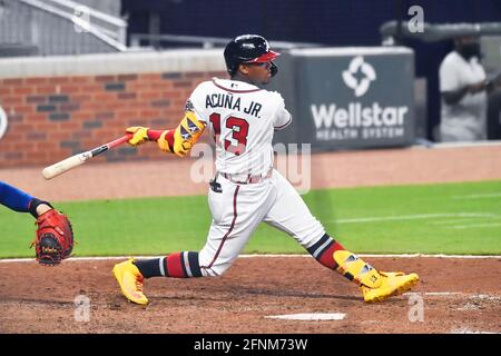 29. April 2021: Der Atlanta Braves-Außenfeldspieler Ronald Acuna Jr. läuft nach dem siebten Inning eines MLB-Spiels gegen die Chicago Cubs im Truist Park in Atlanta, GA, zur ersten Basis. Austin McAfee/CSM Stockfoto