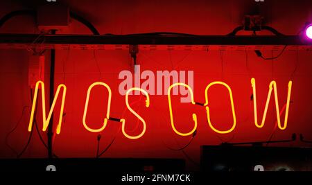 Neon-Brief-Schild mit dem Namen der Stadt Moskau. Die Nachtdekoration leuchtet an der Wand Stockfoto