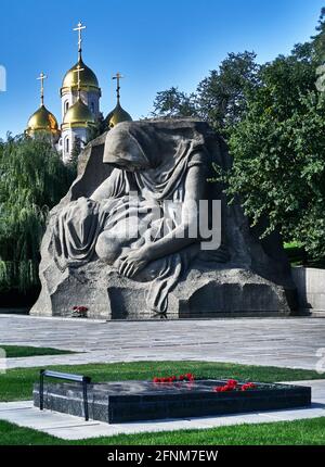 Russland; Wolgograd. Der Platz der Trauer auf dem Gipfel des Hügels enthält eine beeindruckende Skulptur einer trauernden Mutter, die ihren toten Sohn während der hält Stockfoto