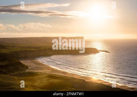 Blick über die Whitepark Bay in Richtung Dunservick und Giant's Causeway Stockfoto