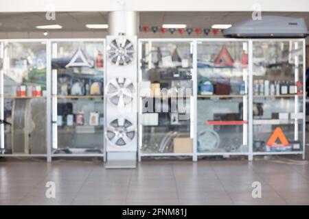 Autoshop. Original Ersatzteile und Zubehör für moderne Autos. Thematisch verschwommener Hintergrund mit Bokeh-Effekt. Stockfoto