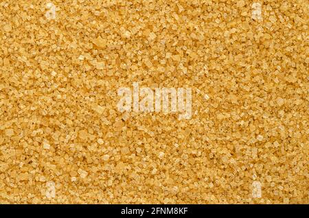 Brauner Demerara-Zucker, Hintergrund, von oben. Grober, kristalliner, natürlicher und roher Zucker, ein Sucrose-Zucker mit ausgeprägter gelb-brauner Farbe. Stockfoto