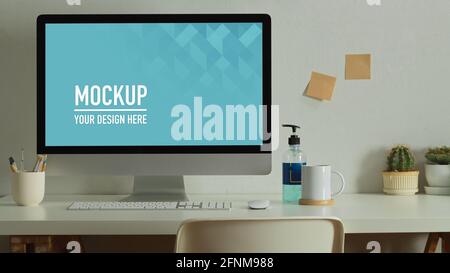 Nahaufnahme des Computertisches im Heimbüro-Raum mit Zubehör und Dekorationen, einschließlich Schneideweg Stockfoto