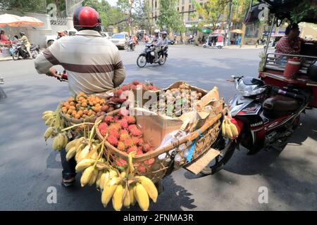 Ein Obstverkäufer auf einem Motorrad in Phnom Penh Kambodscha Stockfoto