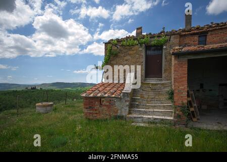 Altes verlassene und abgelegene Bauernhaus in der Toskana, in der Nähe von Siena Stockfoto