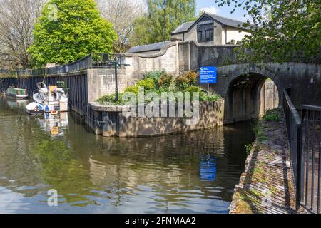 Eintritt zum Kennet- und Avon-Kanal von River Avon, Widcombe, Bath, Somerset, England, VEREINIGTES KÖNIGREICH Stockfoto