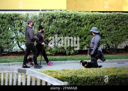 (210518) -- SAN MATEO, 18. Mai 2021 (Xinhua) -- maskierte Menschen werden in einem Park in San Mateo, Kalifornien, USA, gesehen, 17. Mai 2021. Kaliforniens Gesundheitsbeamte sagten am Montag, dass der bevölkerungsreichste Staat der Vereinigten Staaten vor dem 15. Juni nicht „die CDC-Richtlinien umsetzen würde, die es vollständig geimpften Menschen ermöglichen, in den meisten Situationen ohne Maske zu gehen“. Letzte Woche sagten die U.S. Centers for Disease Control and Prevention (CDC), dass es für vollständig geimpfte Menschen sicher sei, gesichtsbedeckungen und soziale Distanzierungen in den meisten Situationen zu überspringen, und viele Staaten haben ihre Maskenanforderungen aufgehoben Stockfoto