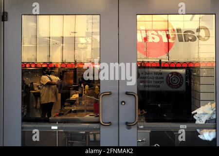 (210518) -- SAN MATEO, 18. Mai 2021 (Xinhua) -- EIN Mitarbeiter mit einer Maske arbeitet in der Küche eines Restaurants in San Mateo, Kalifornien, USA, 17. Mai 2021. Kaliforniens Gesundheitsbeamte sagten am Montag, dass der bevölkerungsreichste Staat der Vereinigten Staaten vor dem 15. Juni nicht „die CDC-Richtlinien umsetzen würde, die es vollständig geimpften Menschen ermöglichen, in den meisten Situationen ohne Maske zu gehen“. Letzte Woche sagten die US-amerikanischen Zentren für die Kontrolle und Prävention von Krankheiten (CDC), dass es für vollständig geimpfte Menschen sicher sei, gesichtsbedeckungen und soziale Distanzierungen in den meisten Situationen zu überspringen, wie es in vielen Staaten der Fall ist Stockfoto