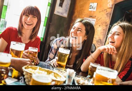 Glückliche Freundinnen Frauen Gruppe trinken Bier in der Brauerei Bar Restaurant - Freundschaftskonzept mit jungen Freundinnen, die Zeit genießen Stockfoto