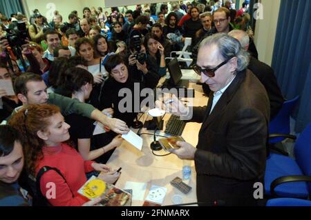 FRANCO BATTIATO AN der IULM UNIVERSITY (MAILAND - 2005-11-17, Letizia Mantero) ps das Foto kann in Übereinstimmung mit dem Kontext, in dem es aufgenommen wurde, und ohne die diffamierende Absicht des Dekors der vertretenen Menschen verwendet werden Stockfoto