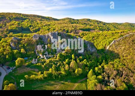 Kalnik Berg und Festung Ruinen Luftbild, Prigorje Region von Kroatien Stockfoto