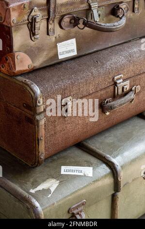 Alte, abgenutzte Koffer auf einer Bahnsteigeplattform, Great Central Railway, Großbritannien Stockfoto