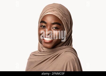 Porträt einer schönen jungen afroamerikanischen Frau lächelnd Stockfoto